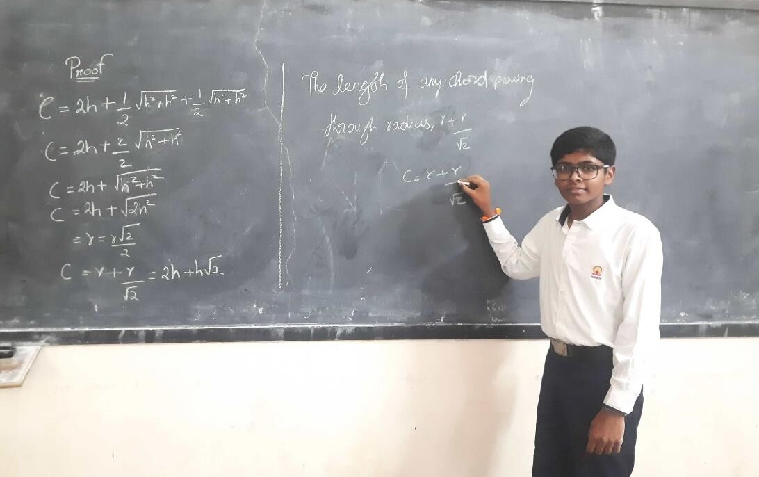 A student explaining the chord-length proof on the blackboard at the CBSE Science Expo 2024
